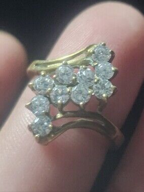 intage 14K Yellow Gold Diamond Cluster Ring,  Size 6.25. 3.32 grams total weight